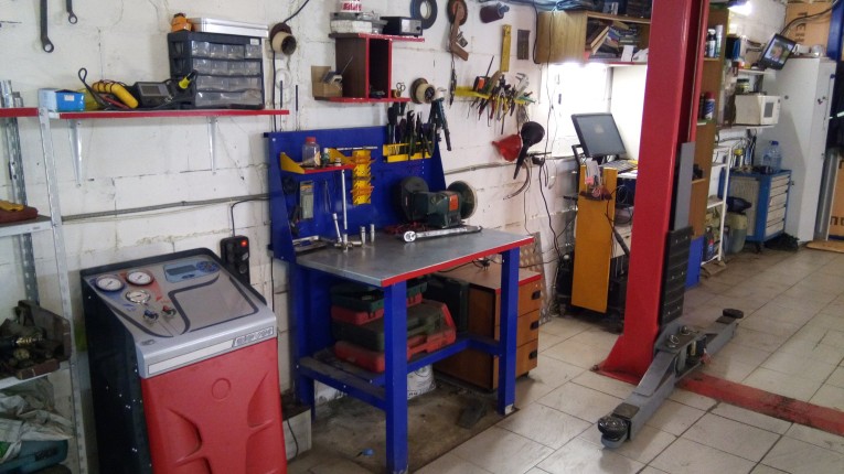 Верстак-стол бестумбовый ВП-1 с экраном  Верстак-стол бестумбовый ВП-1 с экраном