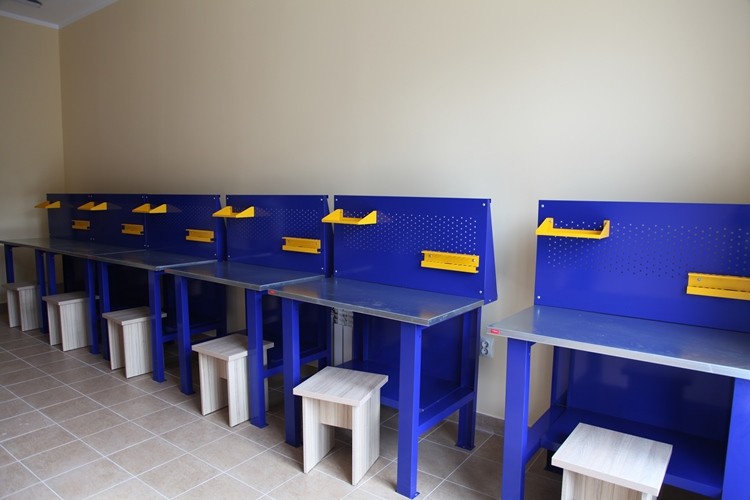 Верстак-стол бестумбовый ВП-1 с экраном  Верстак-стол бестумбовый ВП-1 с экраном